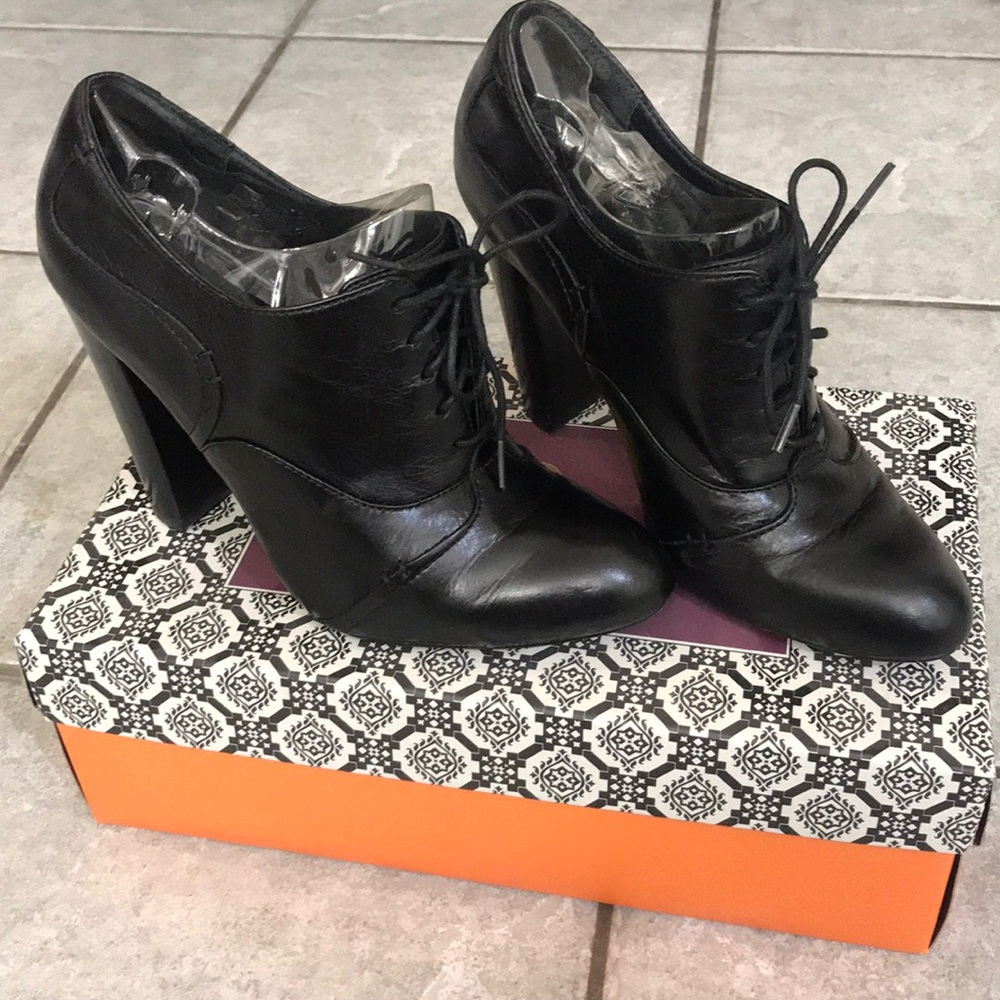 Isolá Tora Bootie in Black (8.5)